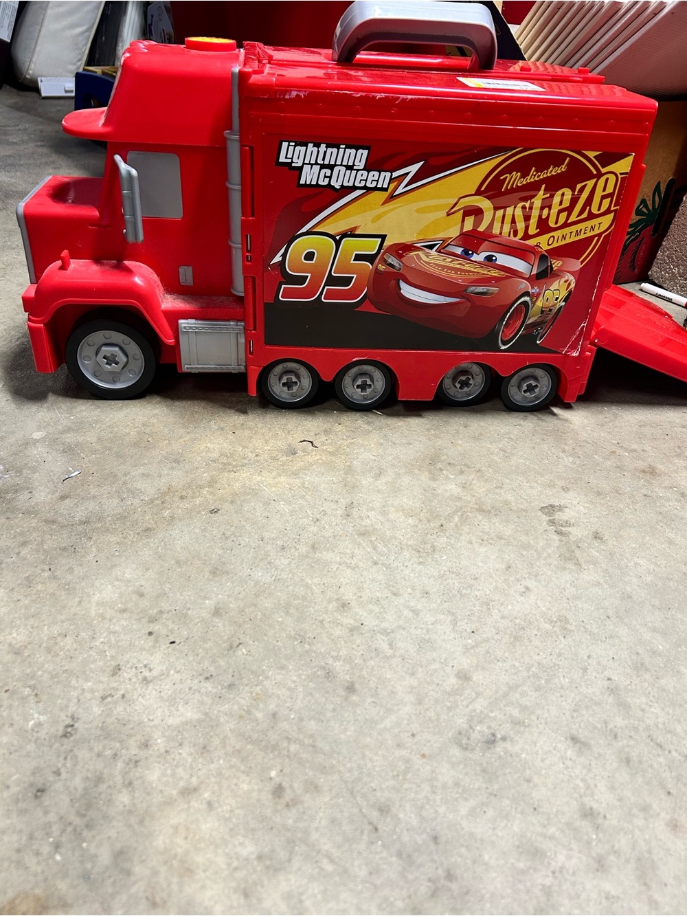 Disney cars Mack Truck Transporter with Lightning McQueen Car – Storage